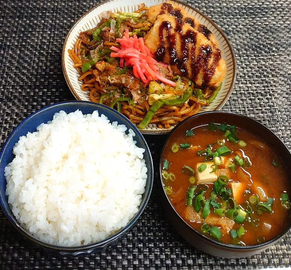 ダブル炭水化物♪焼きそば定食でムスコの置きランチ|からあげビールさん
