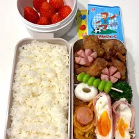 鶏の唐揚げ
ナポリタン
チーズちくわ
ウインナー
ハムエッグ
枝豆
ブロッコリー
白米(ふりかけ)
🍓|ayumomさん