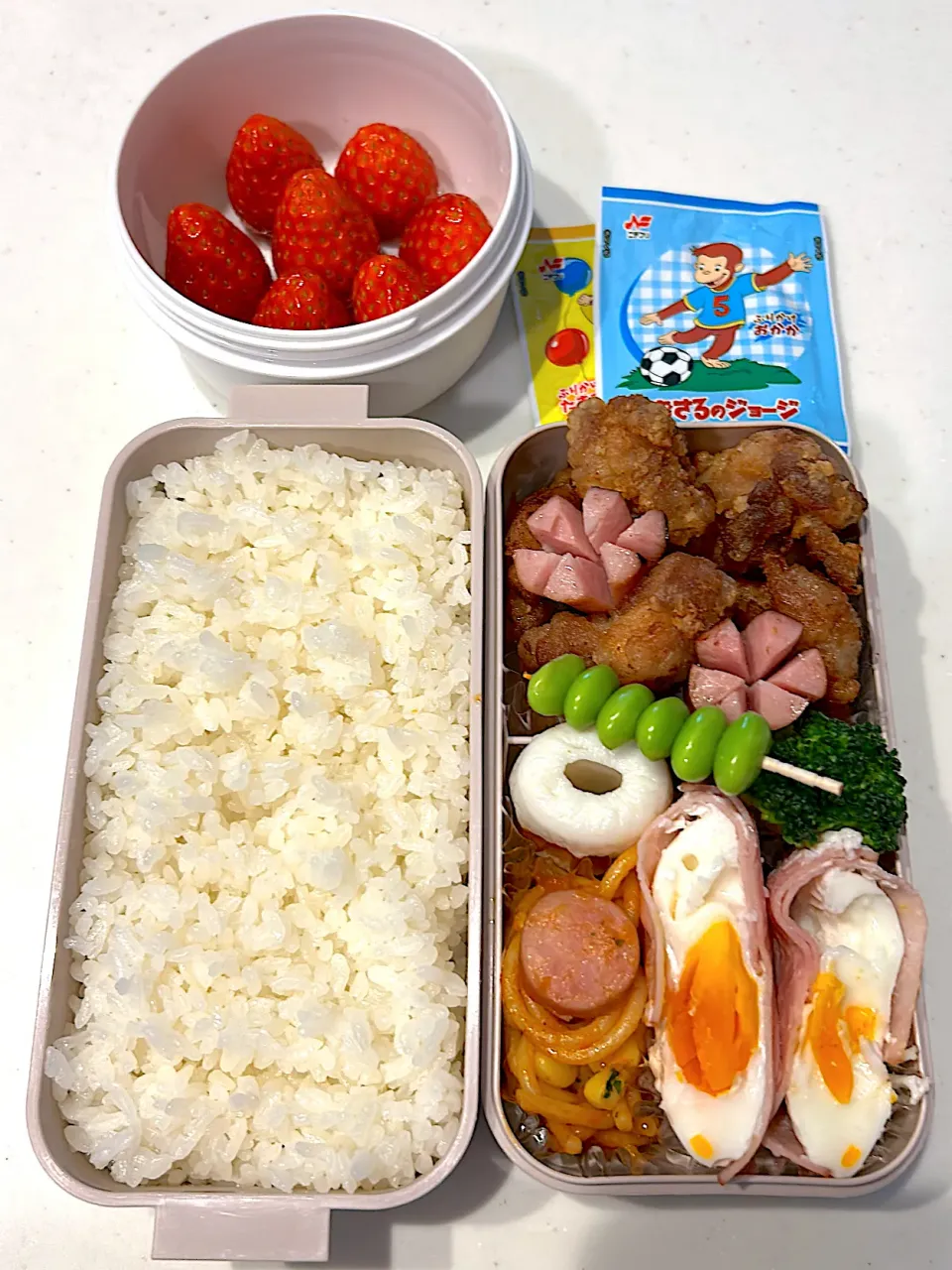 鶏の唐揚げ
ナポリタン
チーズちくわ
ウインナー
ハムエッグ
枝豆
ブロッコリー
白米(ふりかけ)
🍓|ayumomさん