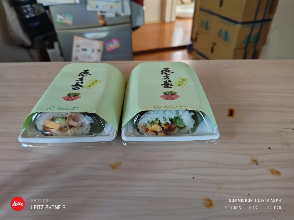 2026年の節分も何時もの自宅近くコロココデリさんの肉（左）&サラダ（右）恵方巻で南南東向い|Tarou  Masayukiさん