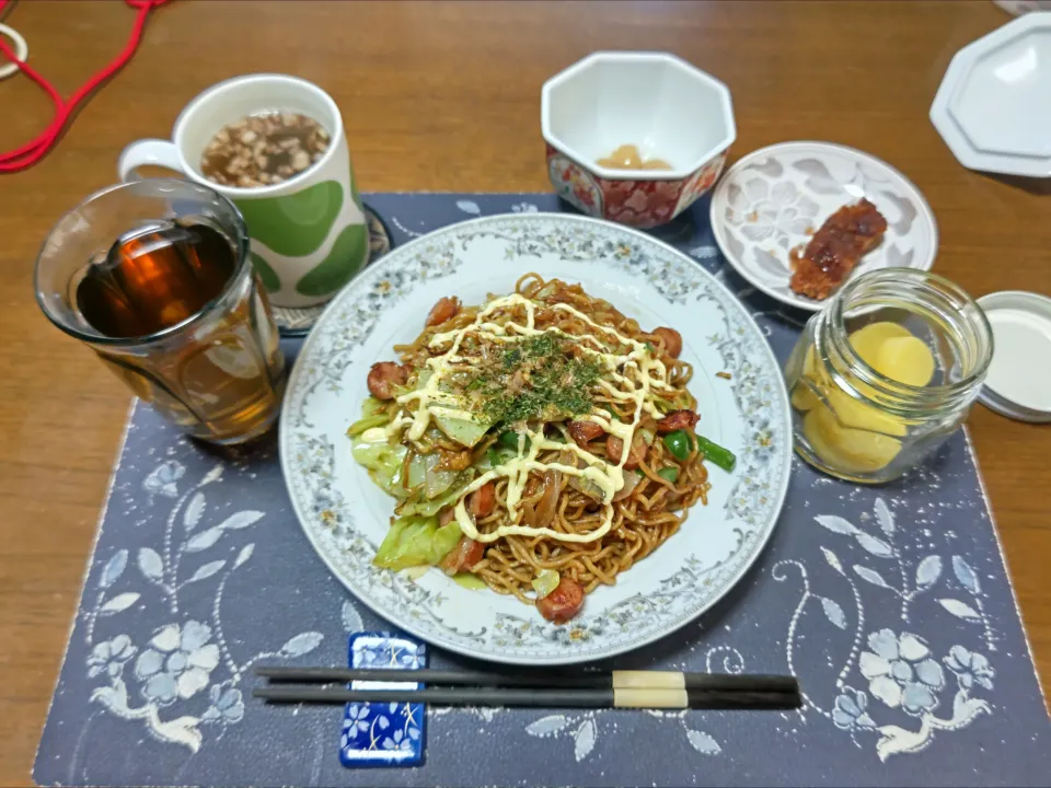 焼きそば、トンカツ、煮豆、沢庵、カットワカメ&フライドレッドオニオン&乾燥スライスにんにく入りタマネギスープ、烏龍茶(昼飯)|enarinさん