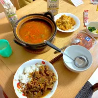 鶏むね肉と根菜のトマト鍋、チキンとオクラのスパイスカレー、トンカツとコロッケの玉子とじ、温野菜のチーズがけ、キムチ。|くろーぶやんさん