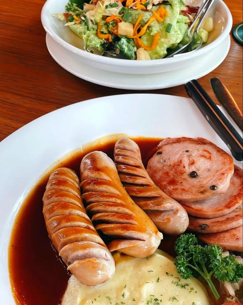 Tasty Late Brunch w/ Sausages, Ham & Mashed Potato  + A Side w/ Caesar Salad 🥓🍖🥗🤤|An'leeさん