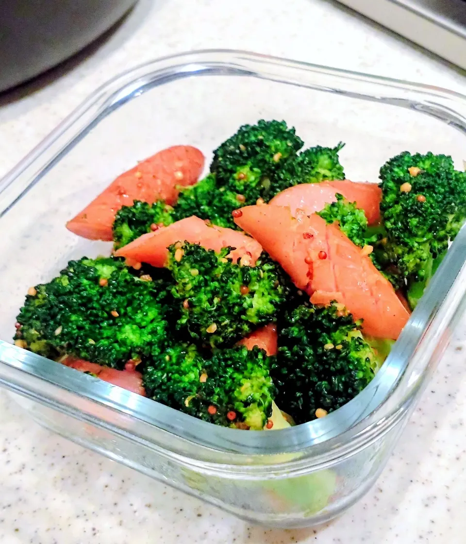 ブロッコリーとソーセージの粒マスタード炒め|GGGさん