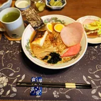 サッポロ一番みそラーメン、レーズンロールパントーストサンドイッチ、煮物、熱い日本茶(昼飯)|enarinさん