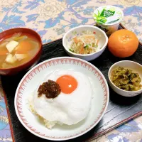 grandmaの晩ごはん☆ 今日はおともだちから産みたての玉子をもらったから早速、玉子かけご飯を…これ､最高‼️
簡単にメレンゲができて…
ふきのとう味噌で頂きます|kaoriさん