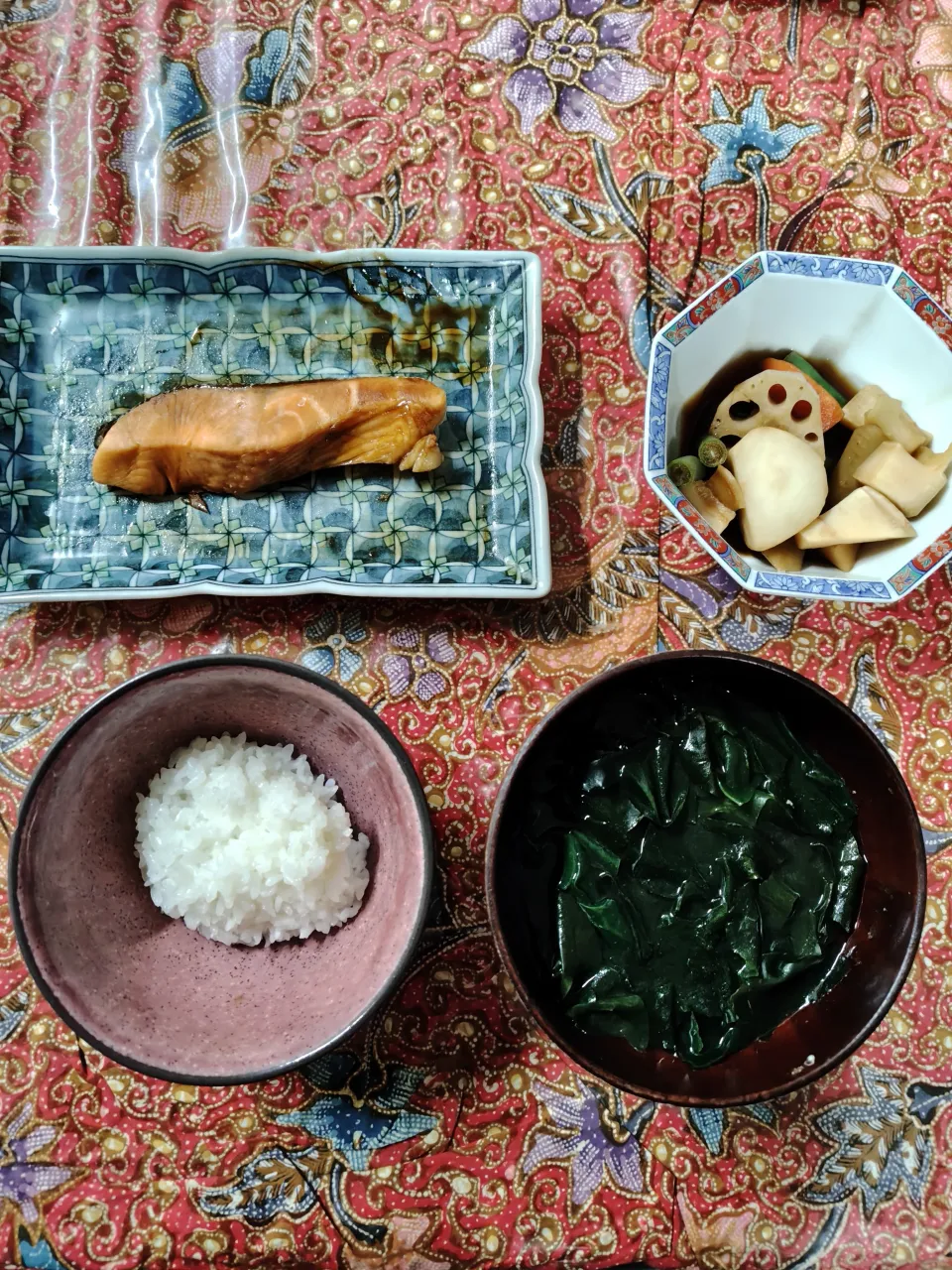 レンチンお夕飯　　鮭の有庵、野菜炊合せ(イーオン冷凍野菜)、ワカメタップリ味噌汁|はやとさん