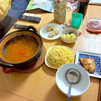 鶏むね肉と根菜のトマト鍋、カラヒグ麺、キムチ、えびしゅうまい、たらの粕漬け。|くろーぶやんさん