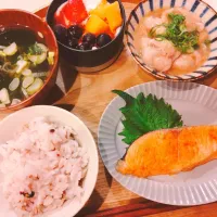 鮭の塩焼き、鶏のみぞれ煮、十六穀米、めかぶとワカメの海藻スープ、フルーツヨーグルト🍓🫐🥭