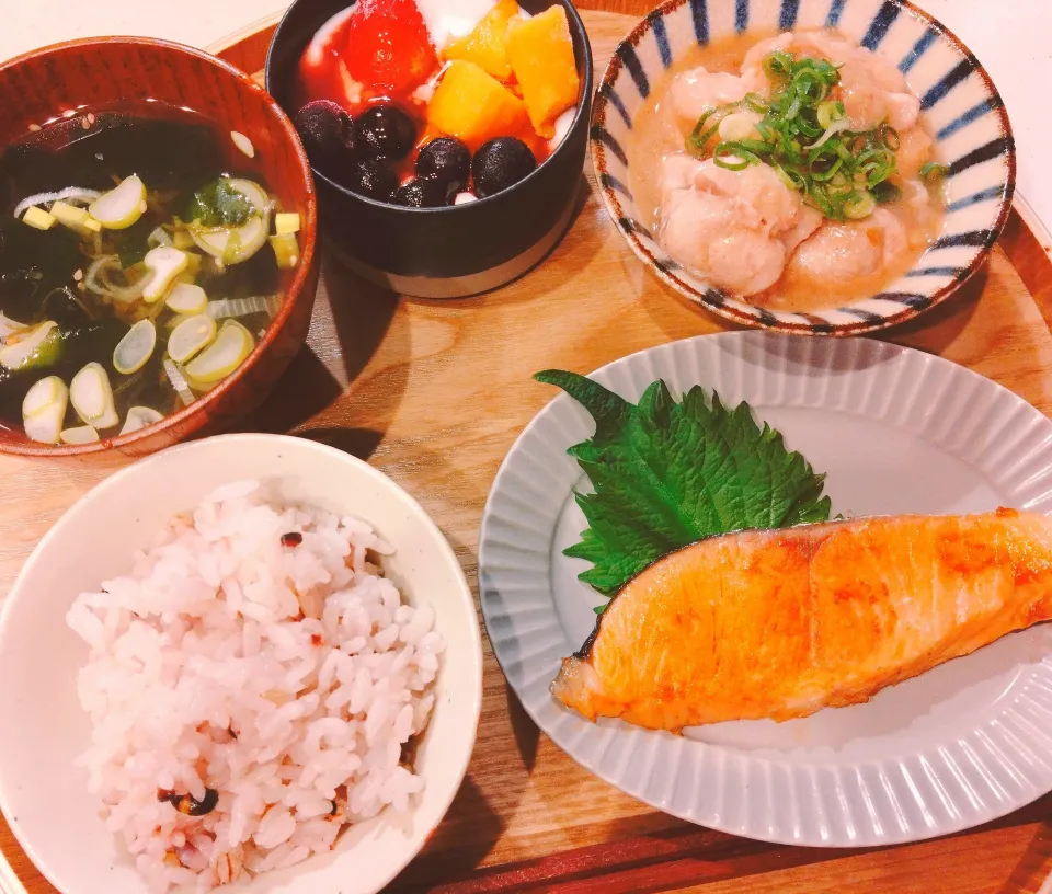 鮭の塩焼き、鶏のみぞれ煮、十六穀米、めかぶとワカメの海藻スープ、フルーツヨーグルト🍓🫐🥭|samさん
