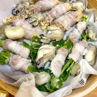 エノキ茸と豆苗の豚バラ巻きと牡蠣のあっさり蒸し😋✨|てるみさん