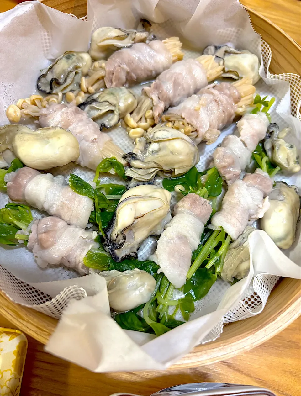 エノキ茸と豆苗の豚バラ巻きと牡蠣のあっさり蒸し😋✨|てるみさん