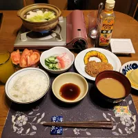 ご飯、湯豆腐鍋、メンチカツ&コロッケ,かぼちゃの素揚げ、酢の物、納豆、トマト、味噌汁、ファンタオレンジ、手作りマグカッププリン(夕飯)|enarinさん