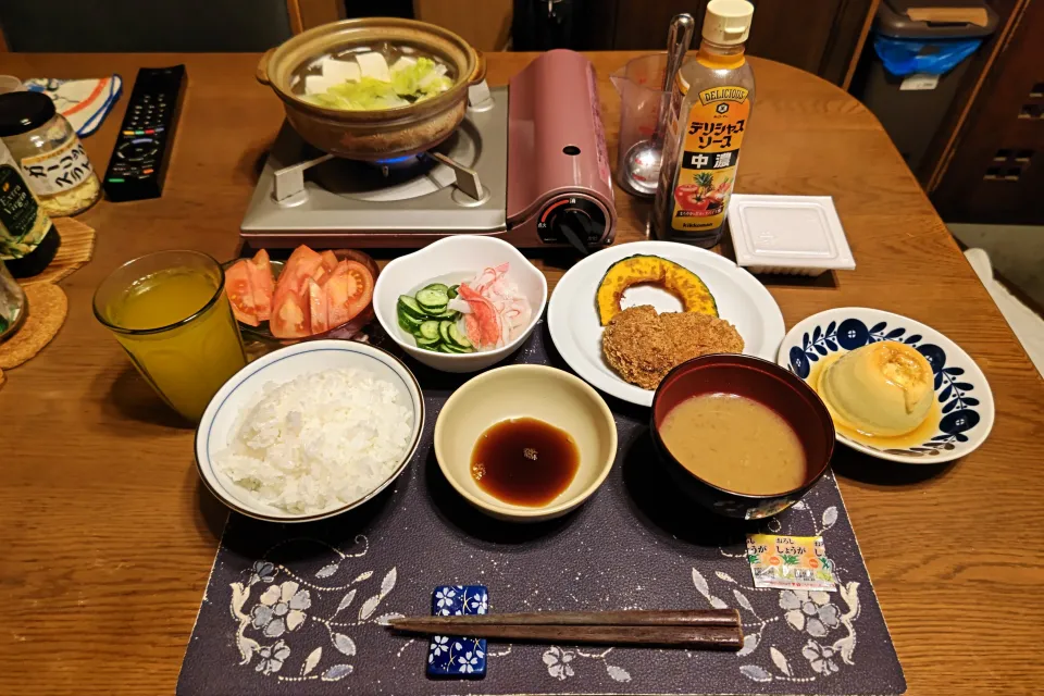 ご飯、湯豆腐鍋、メンチカツ&コロッケ,かぼちゃの素揚げ、酢の物、納豆、トマト、味噌汁、ファンタオレンジ、手作りマグカッププリン(夕飯)|enarinさん