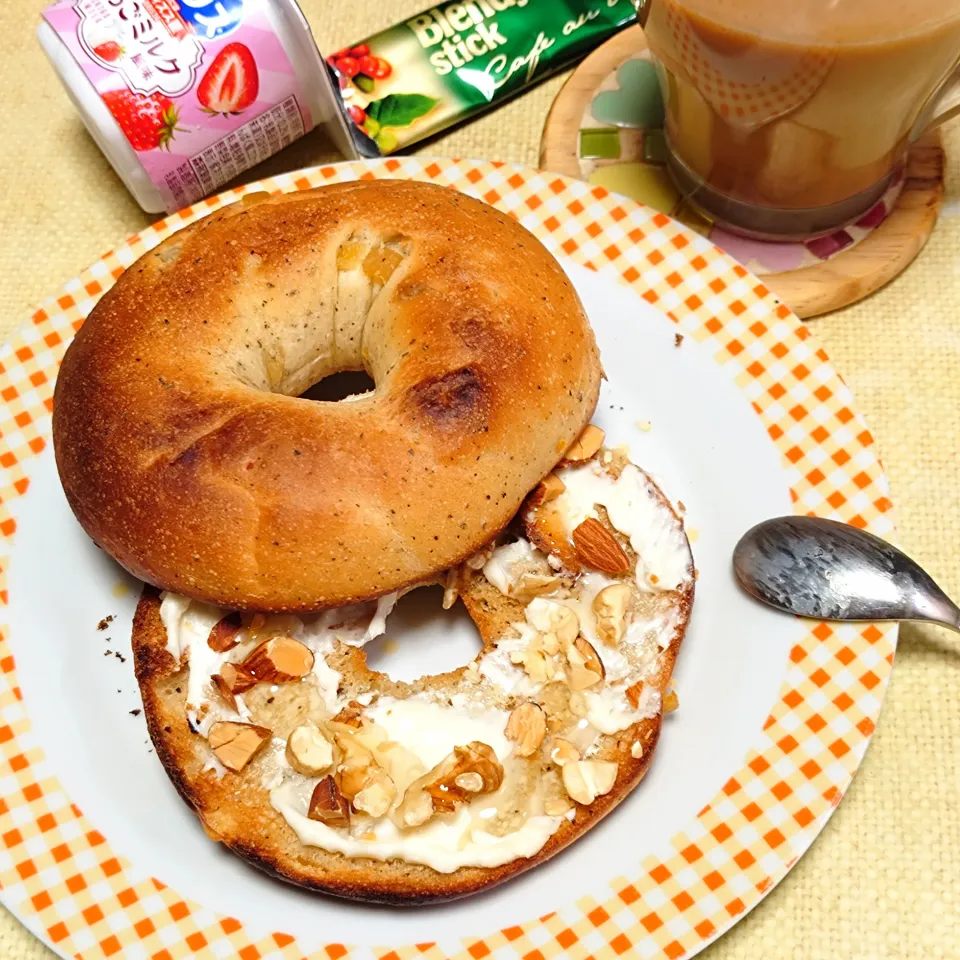 ハニークリームチーズナッツのベーグルサンド|うたかた。さん