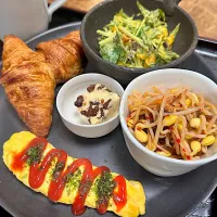 クロワッサンで朝食|くまちゃんさん