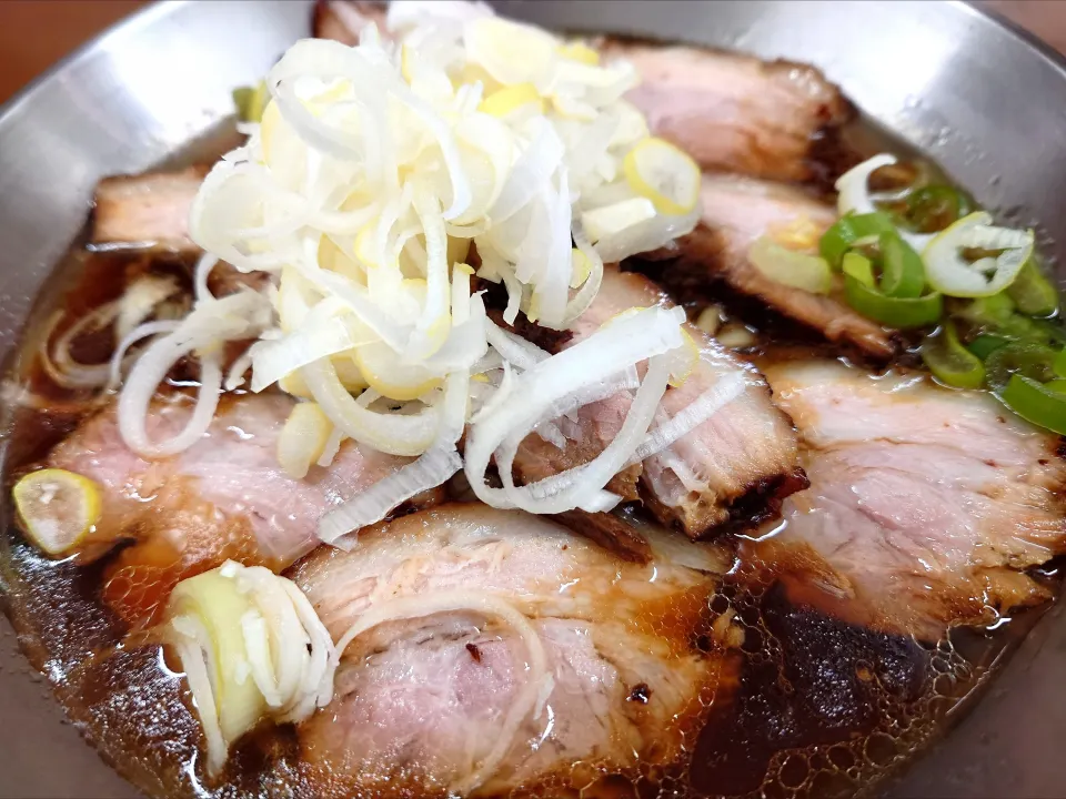 【北大塚ラーメンの2号店】 
王子金麦ラーメン 
チャーシュー麺 (1,050円) 
＋長ねぎ (150円) 
＠王子2分 
(JR十条駅から徒歩20分)
26033
〈醤17塩8噌󠄀2タ2出1F1冷0チ1混1つ0〉|大脇さん