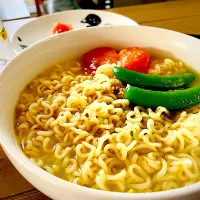 塩らーめん　トマトとスナップえんどう🫛| ご飯はん♪さん