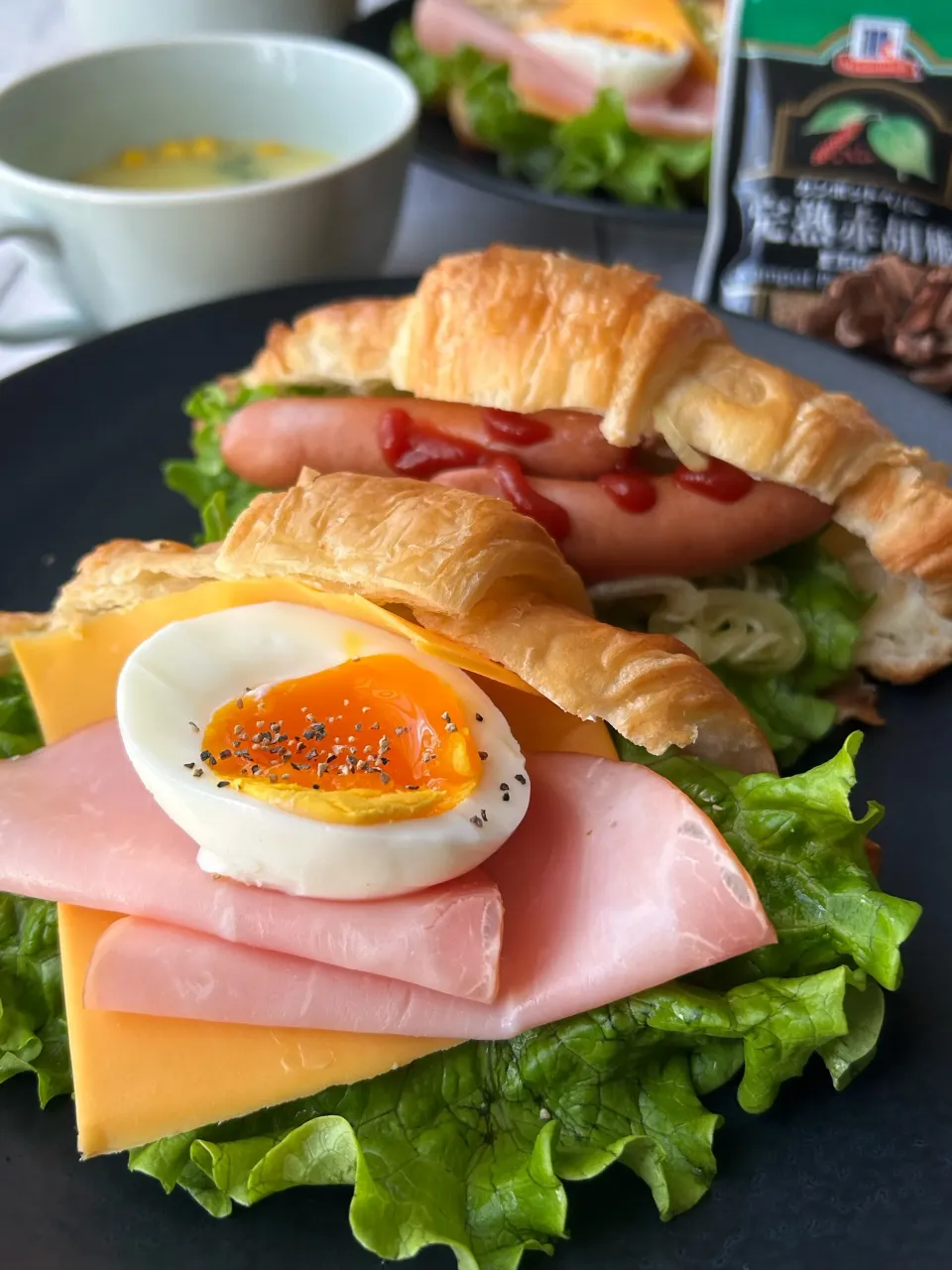 【いつかのお昼ごはん】タマハムチーズサンド🥐|まなまな♡さん