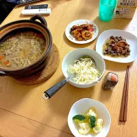 鶏むね肉と根菜のうま味噌鍋、温野菜チーズがけ、イカリング唐揚げ、マッシュルームとベーコンのガーリックソテー、うどん。|くろーぶやんさん
