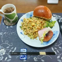 炒飯、レーズンロールパントーストサンドイッチ、チョコクリームパン、野沢菜漬け、カットワカメ&フライドレッドオニオン&乾燥スライスにんにく入りタマネギスープ、烏龍茶(昼飯)|enarinさん