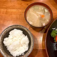 今日の晩ご飯@「大関」さん⑤  セットのご飯と豚汁　いただきまーす😋| なびさん