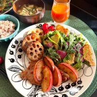 ゆかりさんの料理 冬の焼きりんごソースで味わう塩麹ポークンテーワンプレート🍎|ゆかりさん