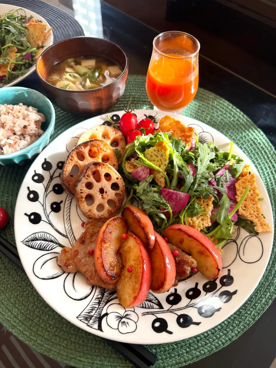 ゆかりさんの料理 冬の焼きりんごソースで味わう塩麹ポークンテーワンプレート🍎|ゆかりさん