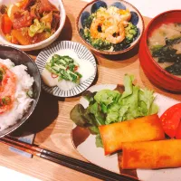 魚肉ソーセージのチーズ春巻き、牛すじ煮込み、海老とブロッコリーのゆで玉子サラダ、カブのお漬物、ねぎトロ丼、大根とほうれん草のお味噌汁|samさん