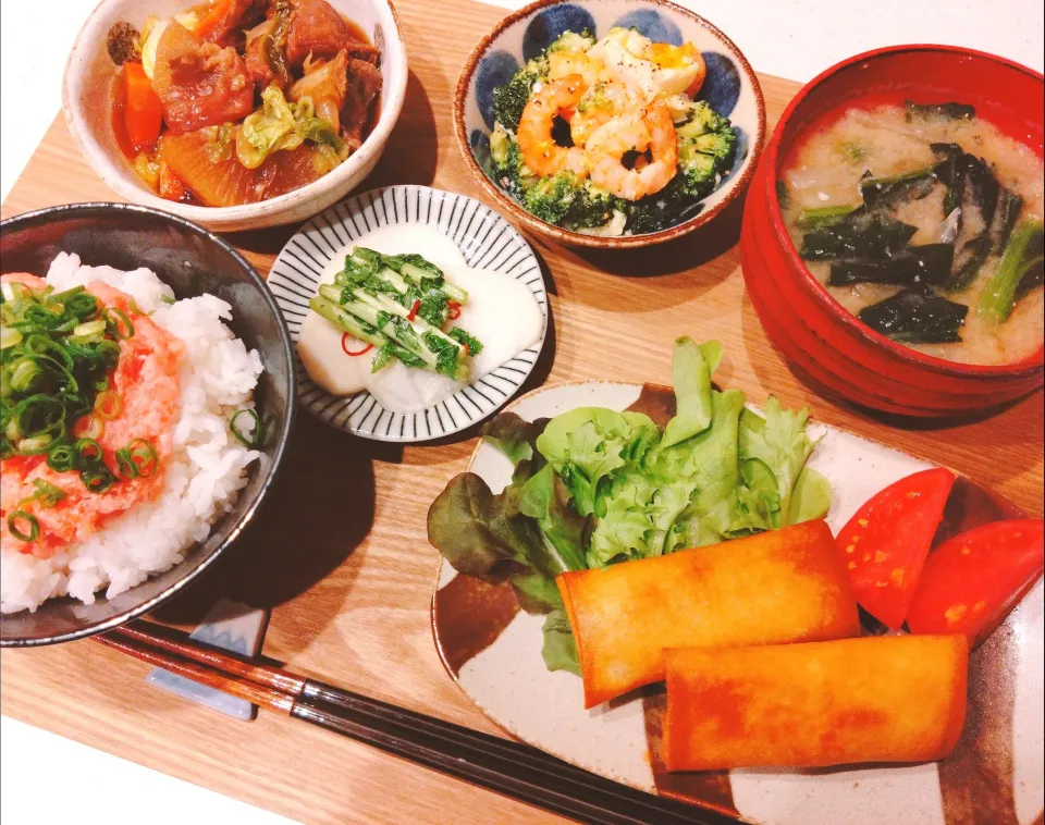 魚肉ソーセージのチーズ春巻き、牛すじ煮込み、海老とブロッコリーのゆで玉子サラダ、カブのお漬物、ねぎトロ丼、大根とほうれん草のお味噌汁|samさん