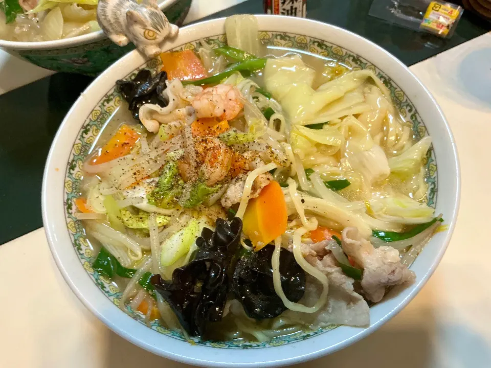 具沢山　ワン　タン　メン(ワンタン入りタンメン＝ワンタンタンメン)　
豚バラ、エビ、ネギ、ニラ、もやし、キャベツ、白菜、にんじん、キクラゲ、生姜、にんにく、ワンタンの具材でお腹いっぱい。|Takeshi  Nagakiさん