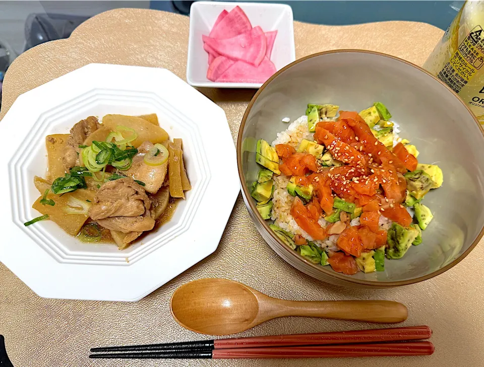 サーモンのポキ丼と鶏大根の煮付け🐓|S h i z🦋さん