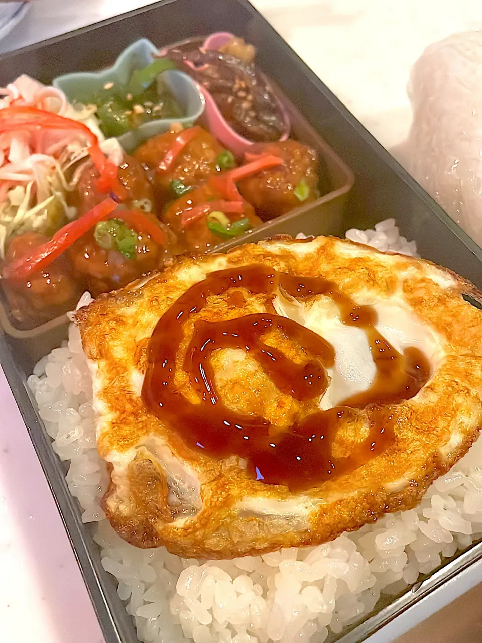 おっさん弁当　佃煮　ピーマンしりしり　サラダ　肉団子　目玉の親父　おにぎり|ひげおやじさん