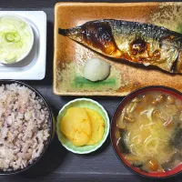 今日の朝ごはん（雑穀ごはんにさば昆布干、納豆、なめこ汁、たくあん）|Mars＠釜飯作り研究中さん