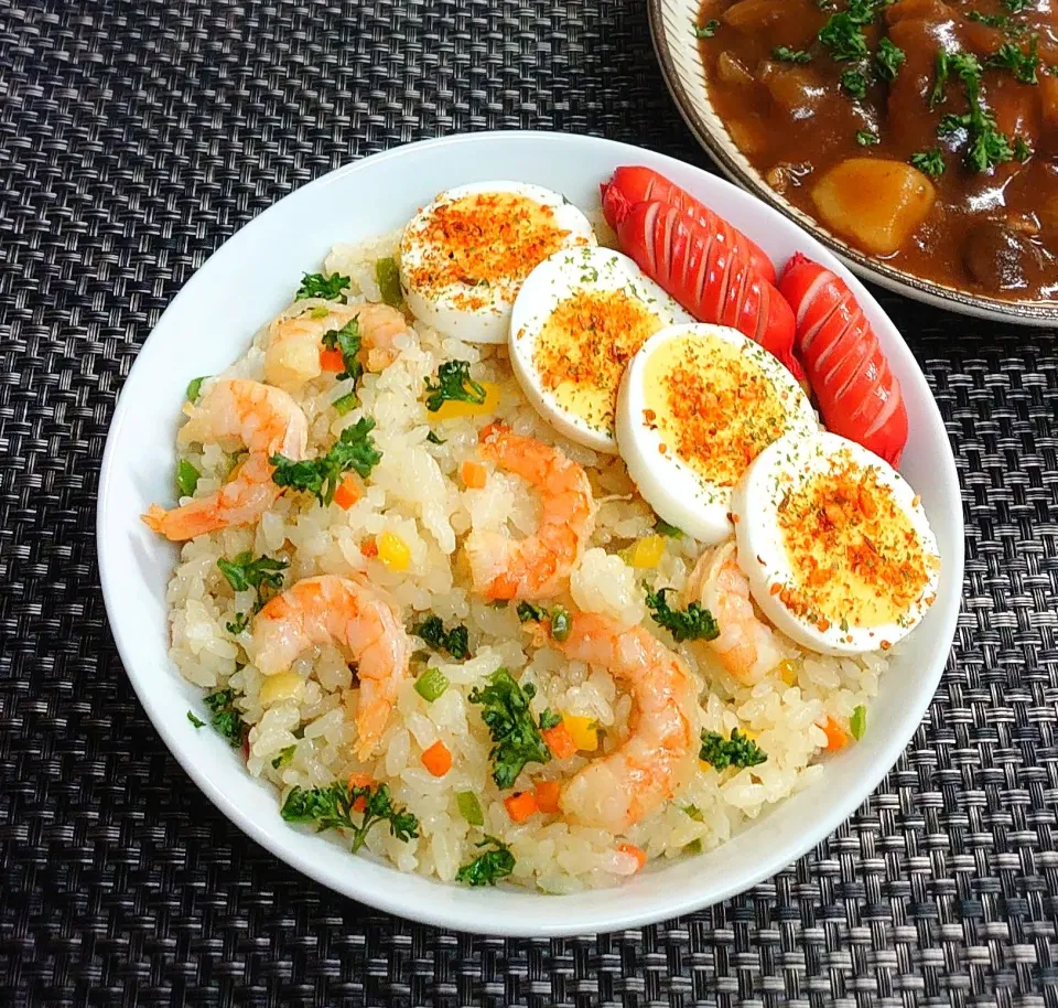 海老ピラフ＆ヒレ肉シチューでムスコの置きランチ|からあげビールさん