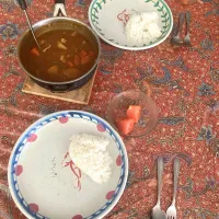 今日の昼ご飯　ポークカレー　ハウスバーモントカレー、豚バラスライス、人参、じゃがいも、大根、玉ねぎで作りました。大根からいいお出汁が出るのでうちは必ず大根を入れます。ナビがこれから名古屋に戻るのでちょっと早めの昼ご飯です。|はやとさん