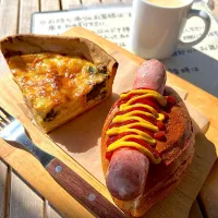 あらびきホットドッグ&菜の花とベーコンのキッシュ@こぶたのしっぽ（ときがわ）|Kazuya Miyukiさん