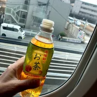 昨日、東京出張、藤沢のはやとのところに一泊、これから名古屋に戻るべく新横浜からのぞみに乗り、「崎陽軒のお茶」で一服。| なびさん