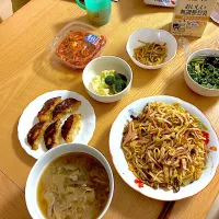 焼きうどん、ほうれん草のねぎだし醤油和え、温野菜のチーズがけ、肉餃子、キムチ、ブロッコリーとカリフラワーの茎のきんぴら、油揚げと大根のお味噌汁|くろーぶやんさん