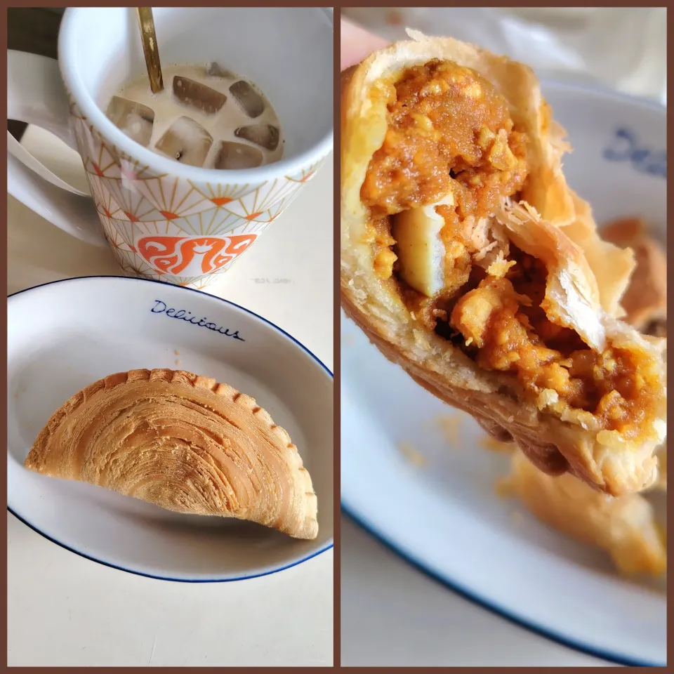 Crispy curry puff &  Starbucks Verona iced latte 😙 afternoon tea time 😛|🍒lynnlicious🍒さん