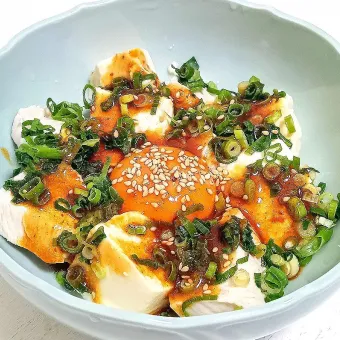 Snapdishの人気料理写真:【柔らかトロムネ肉⑤】晩酌にいかがでしょうか！鶏ムネ肉と豆腐のユッケ🎯