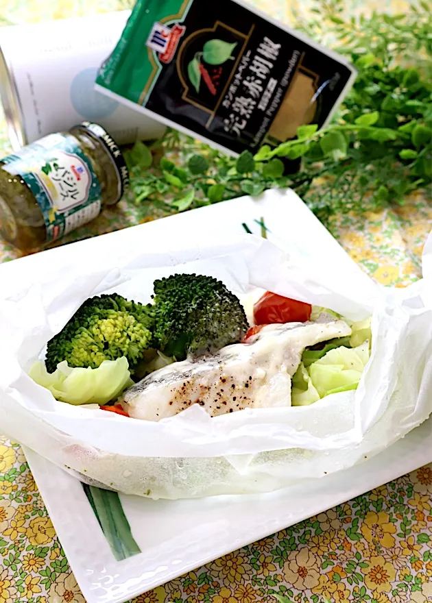 白身魚のバジルソース 紙包み蒸し焼き|めいめいさん