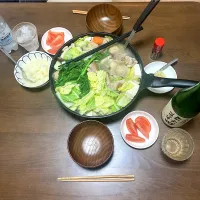 今日の晩ご飯　今日からはやと来名。鶏肉専門店「鶏 三和」さんで名古屋コーチンの鶏もも、肉団子、水炊きスープを買い、本格的鶏の水炊きでウェルカムパーティーです。春菊の代わりに菜の花使いました。| なびさん