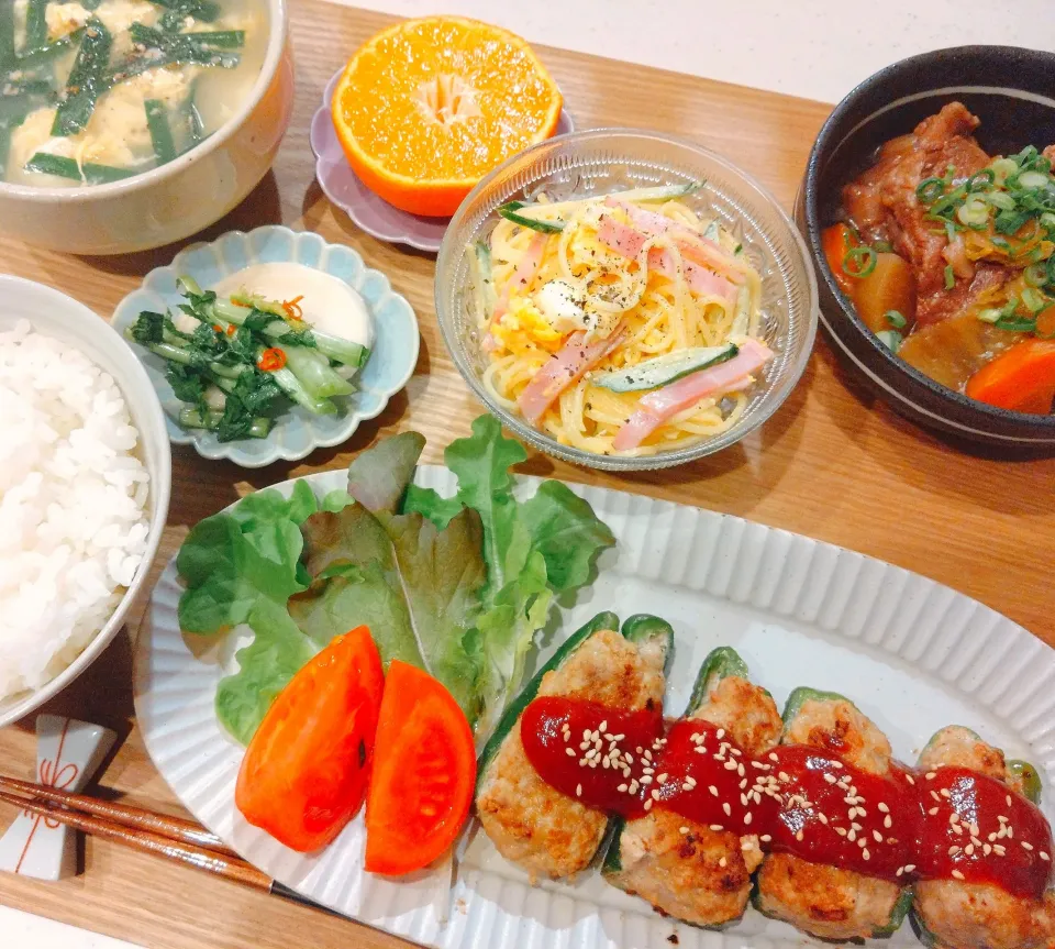 ピーマンの肉詰め、牛すじ煮込み、スパゲティサラダ、カブのお漬物、ごはん、ニラたまスープ、みかん🍊|samさん