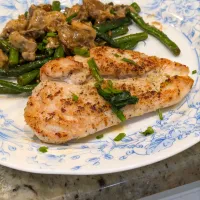 chicken Marsala, Green beans with mushrooms.|dougさん