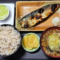 今日の朝ごはん（十六穀ごはんにさば昆布干、納豆、なめこ汁、たくあん）|Mars＠釜飯作り研究中さん