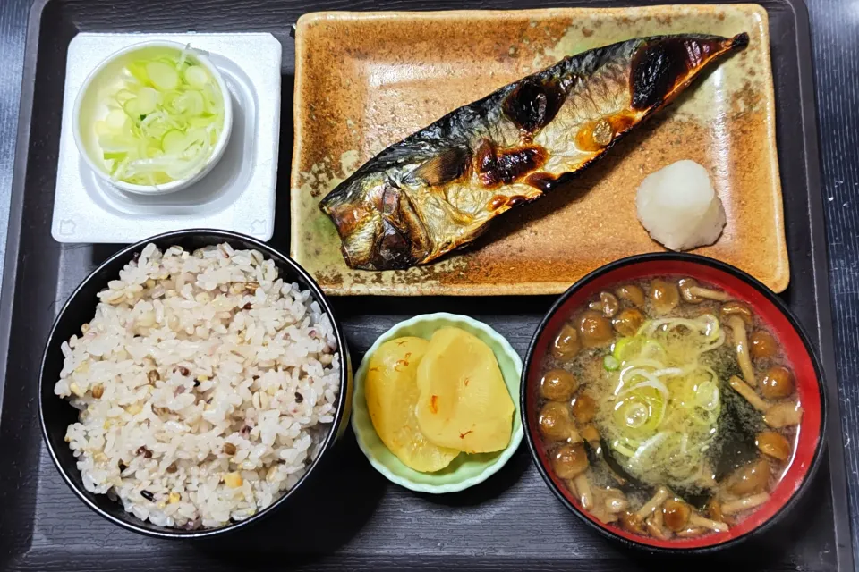 今日の朝ごはん（十六穀ごはんにさば昆布干、納豆、なめこ汁、たくあん）|Mars＠釜飯作り研究中さん