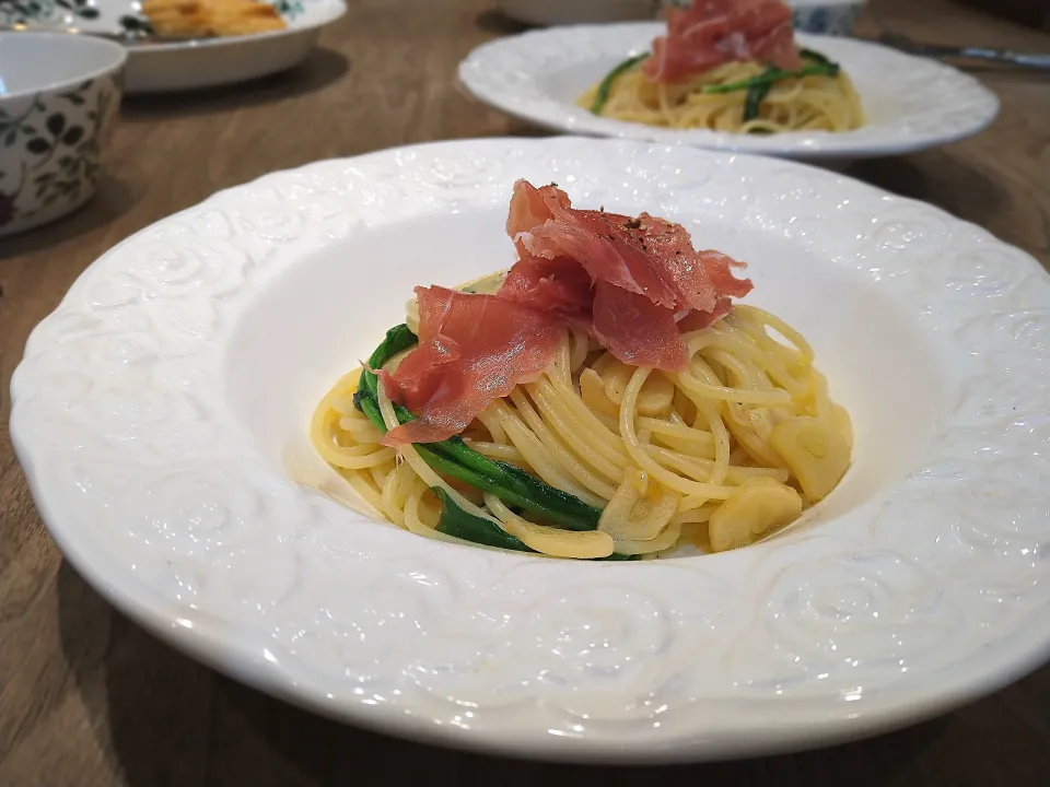 ルッコラと生ハムのペペロンチーノ|古尾谷りかこさん