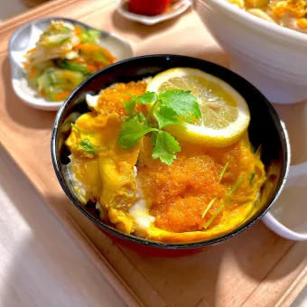 Snapdishの人気料理写真:ミニカツ丼と鶏南蛮うどんの献立