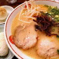 【2/6、2/7限定スープ】
【1959年北九州市で初代が創業。
1999年息子の二代目が脱サラして
継承し、 渋谷に移転】 
唐そば 渋谷二丁目店 
豚骨と牛骨のブレンドスープの
ラーメン (900円) 
＋オニギリ1個 (沢庵付き、50円)
＋ゆで玉子1個 (殻まま、50円) 
＠渋谷2分
22035
〈醤19塩8噌󠄀2タ2出1F1冷0チ1混1つ0〉
|大脇さん